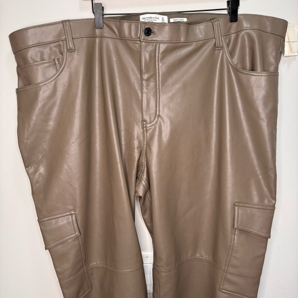 Abercrombie and Fitch The 90s Relaxed Jean High Rise Vegan Leather Cargo Pants - Picture 3 of 12